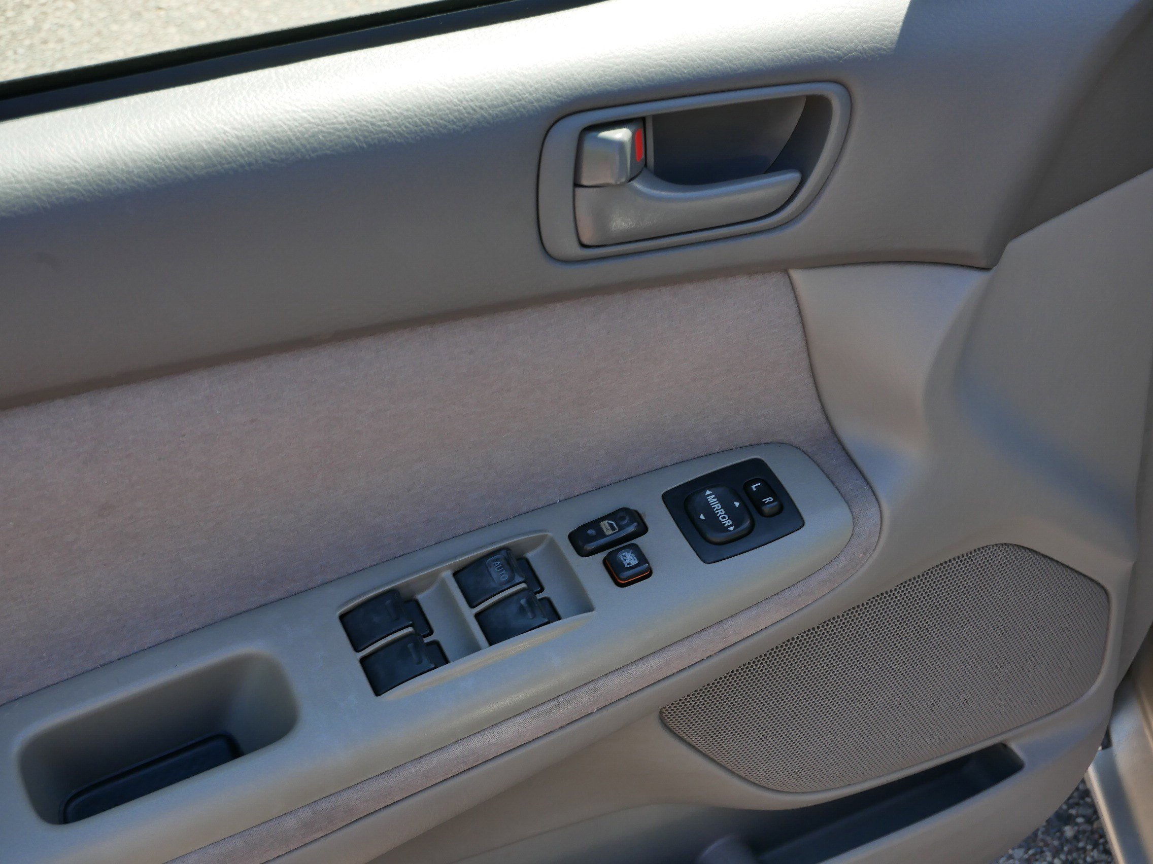 2004 Toyota Camry LE photo 18