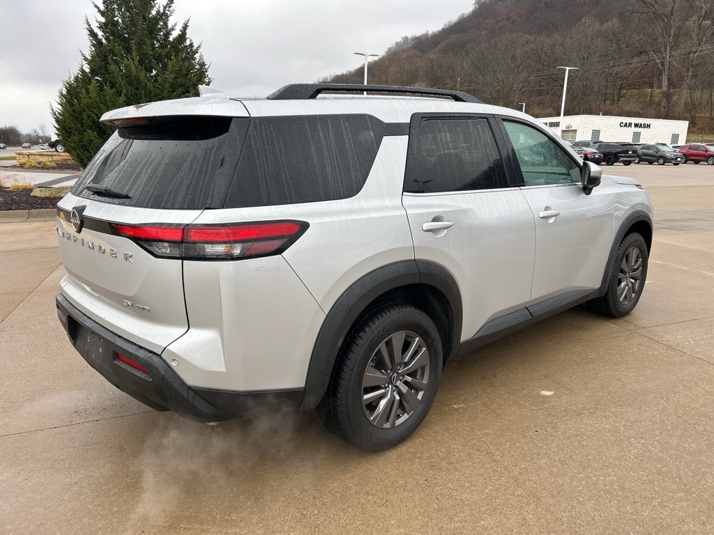 2023 Nissan Pathfinder SV photo 2