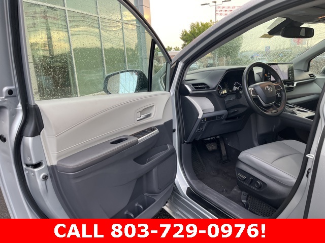 2022 Toyota Sienna XLE photo 3