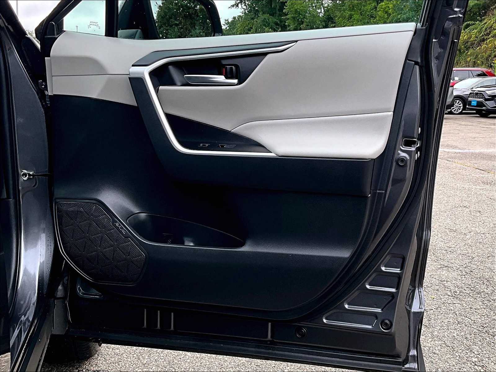 2025 Toyota RAV4 XLE photo 12