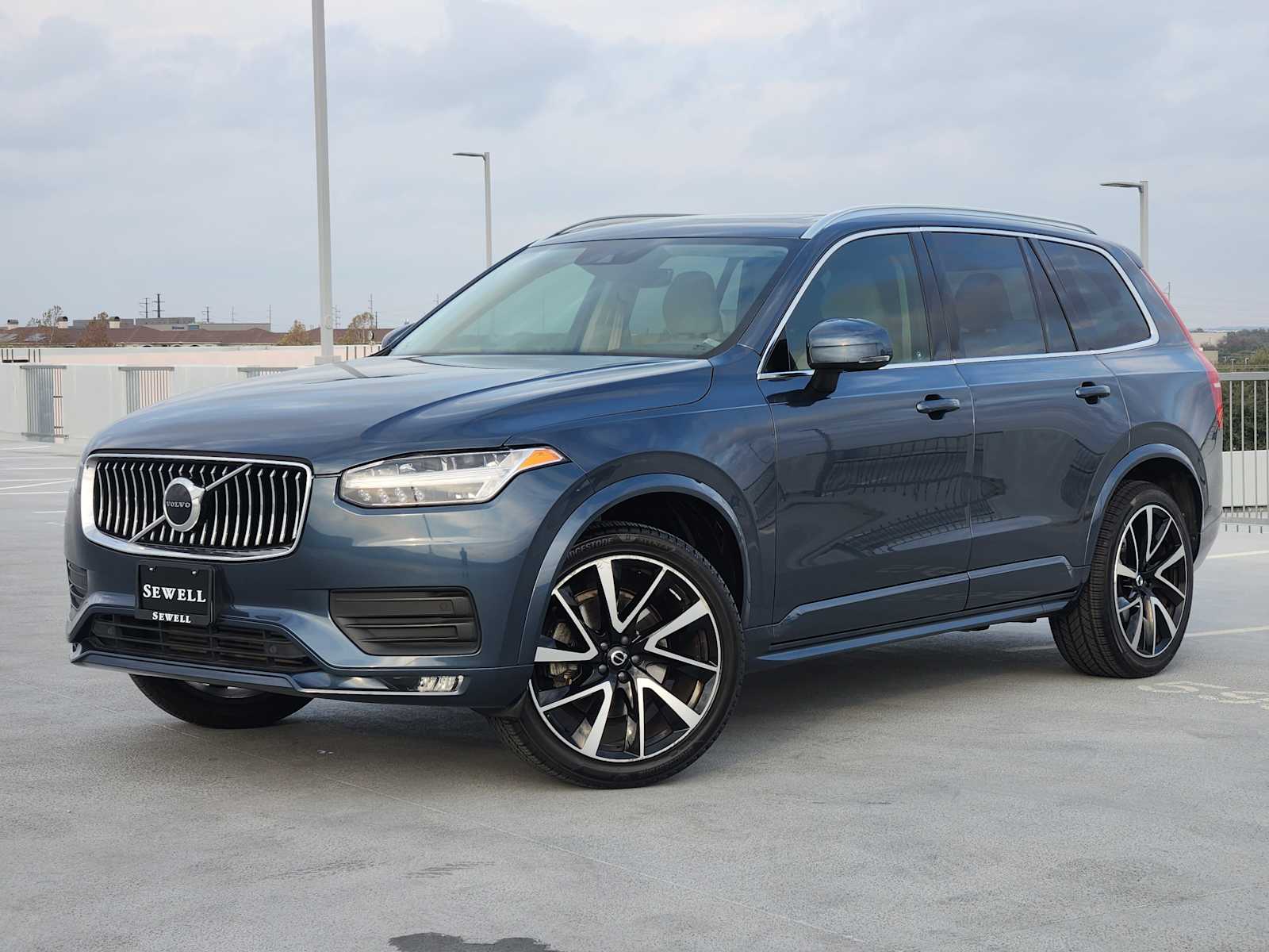 2020 Volvo XC90 Momentum's photo