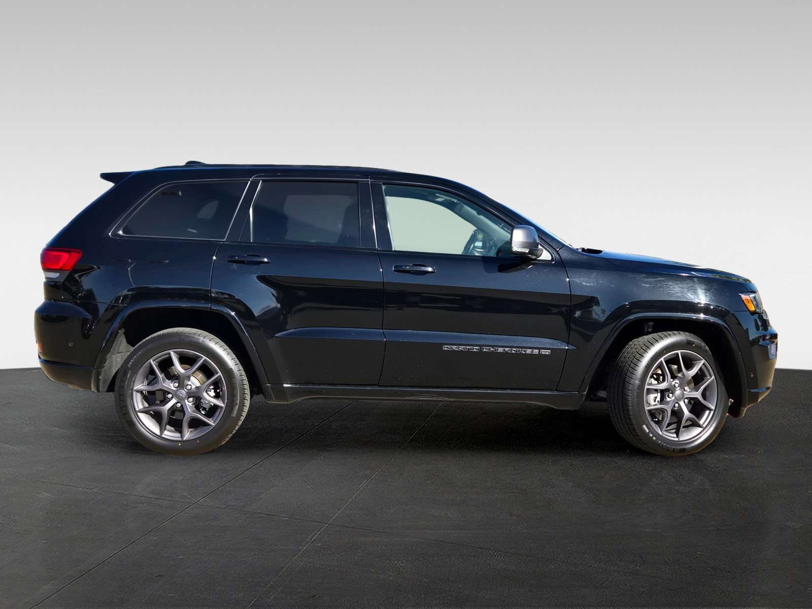 2021 Jeep Grand Cherokee Anniversary Edition photo 3