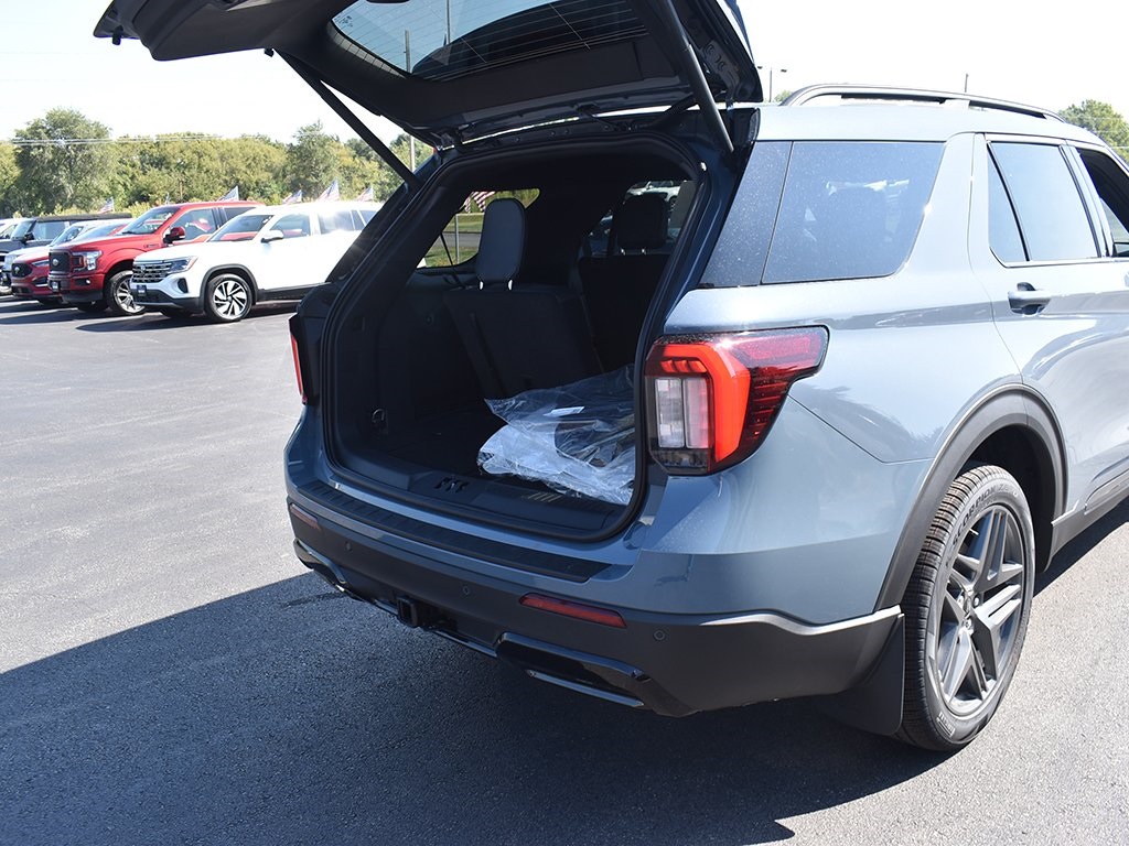 2025 Ford Explorer ST-Line photo 26