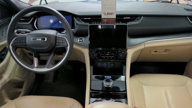 Used 2023 RED Jeep Limited image 31