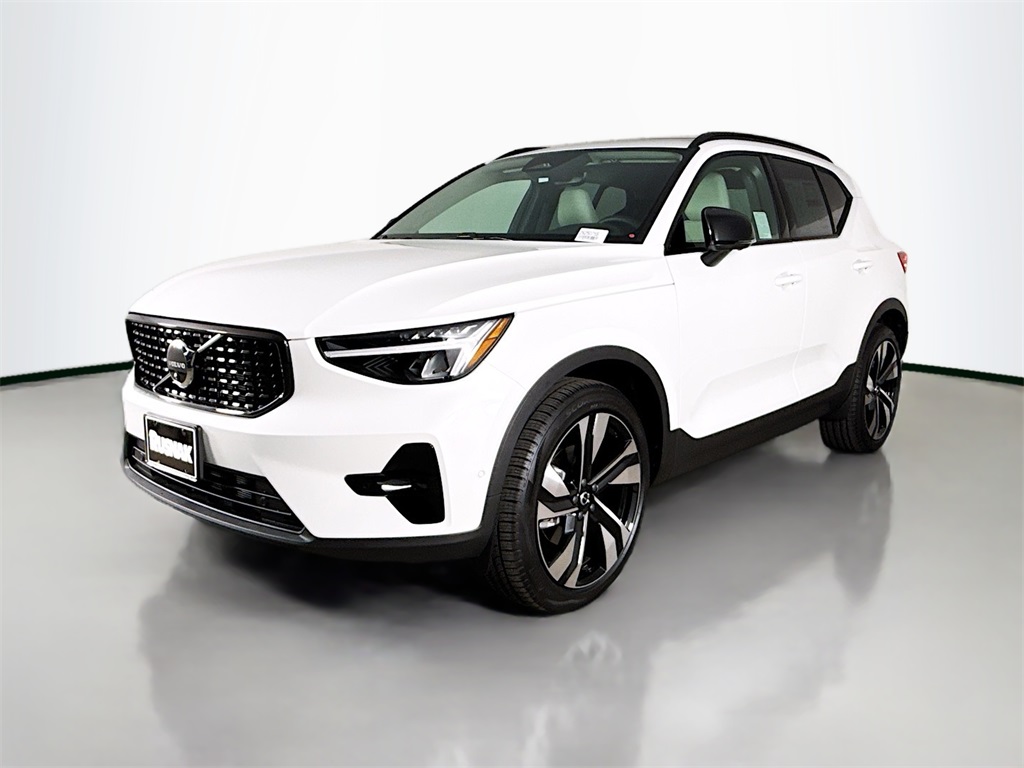 2025 Volvo XC40 Plus photo 2