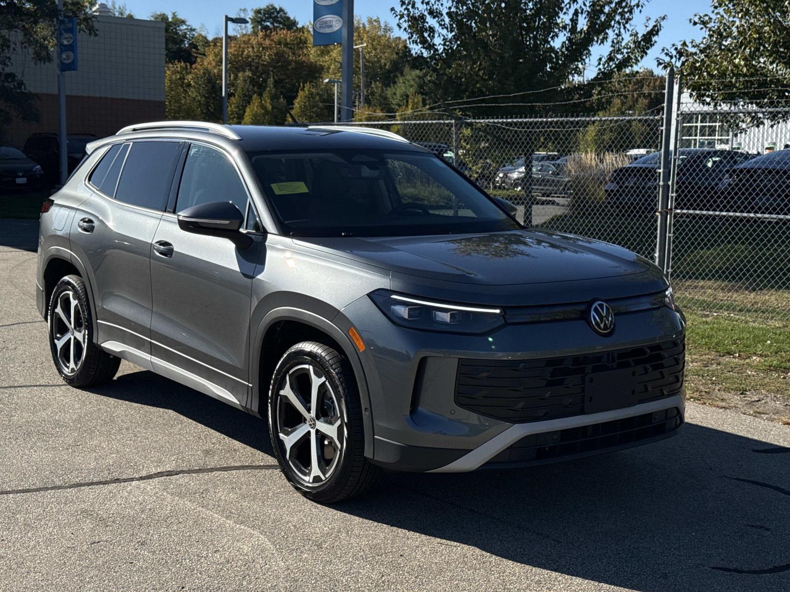 2025 Volkswagen Tiguan SE photo 2