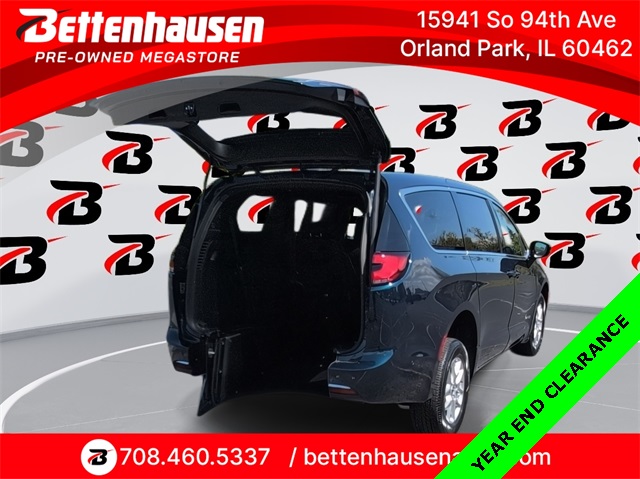 2025 Chrysler Pacifica Select's photo