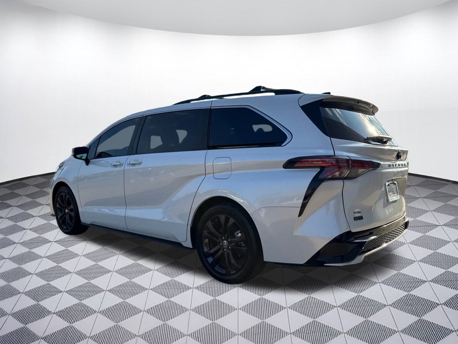2023 Toyota Sienna XSE photo 3