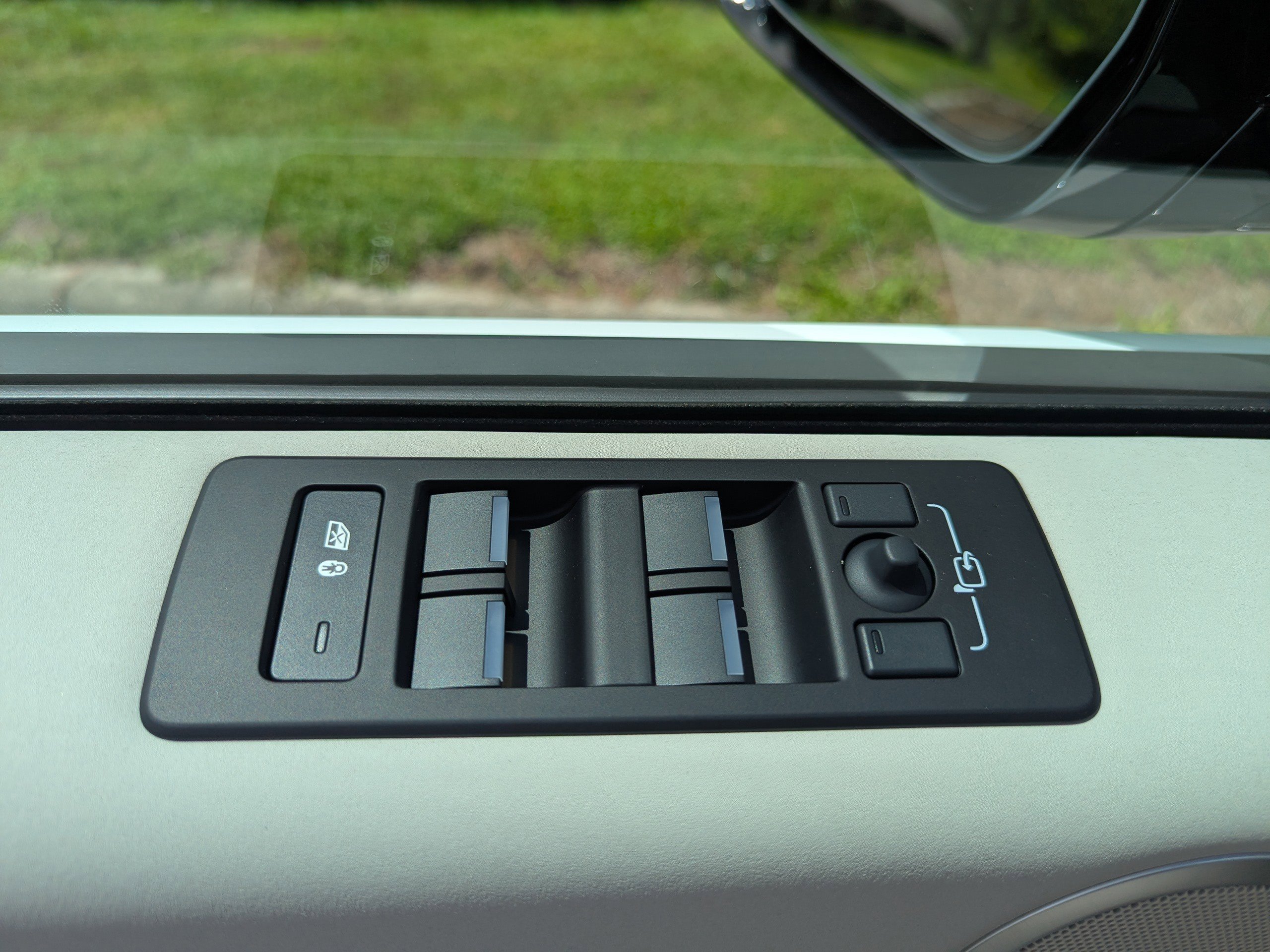 2025 Land Rover Discovery S photo 21