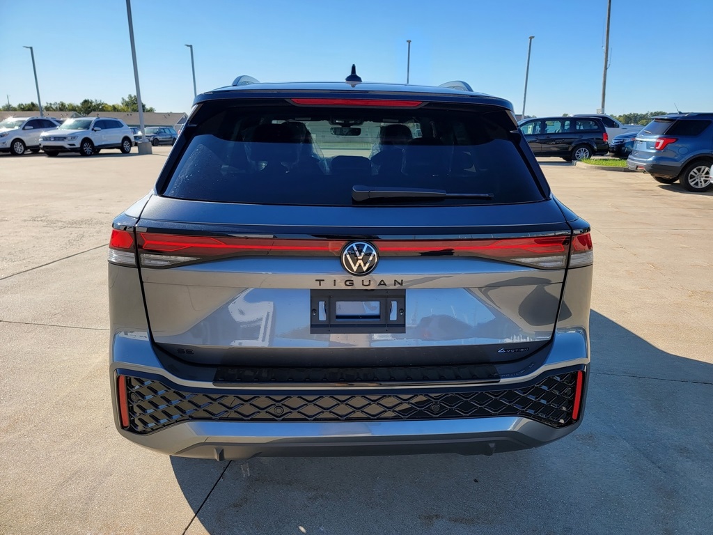 2025 Volkswagen Tiguan SE R-Line Black photo 4