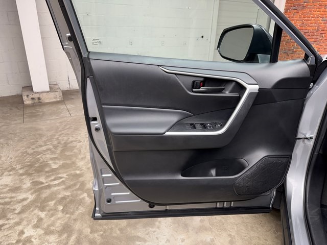 2021 Toyota RAV4 LE photo 10