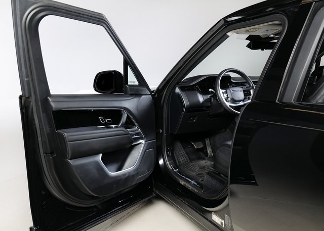 2023 Land Rover Range Rover SE photo 18