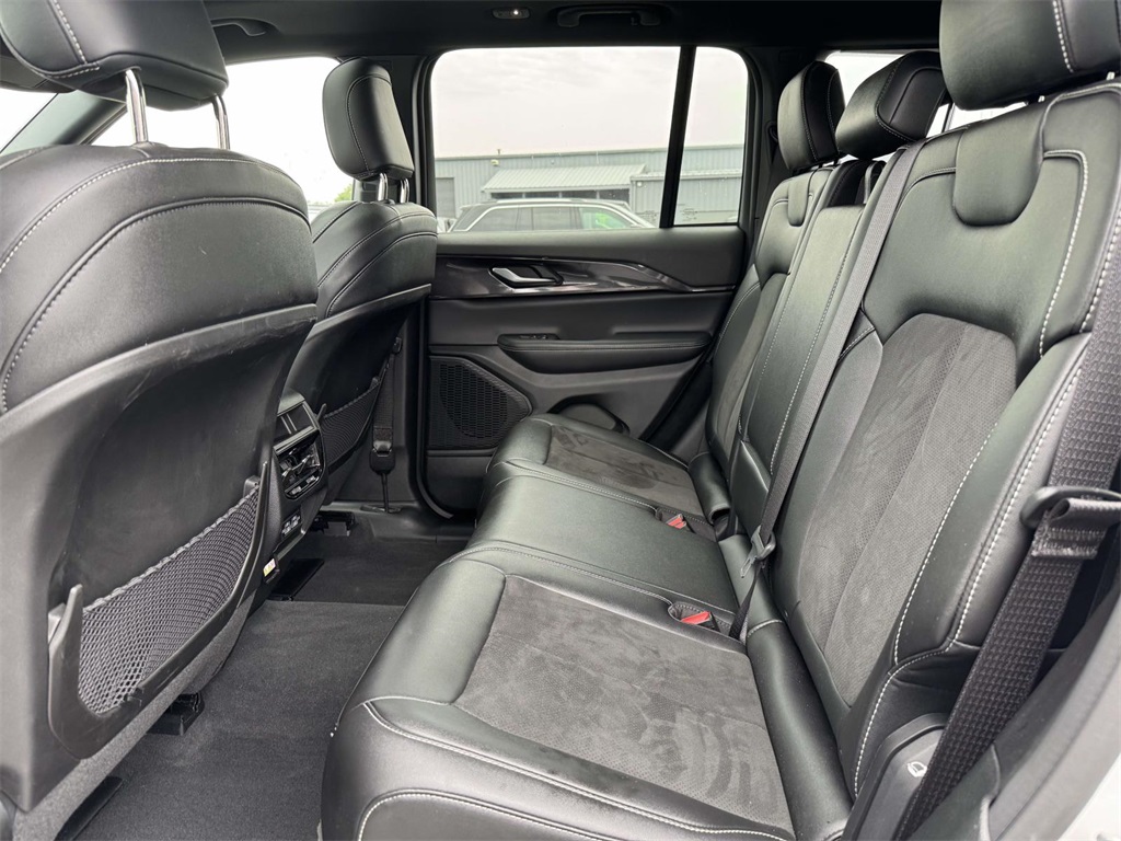 2023 Jeep Grand Cherokee Altitude photo 16