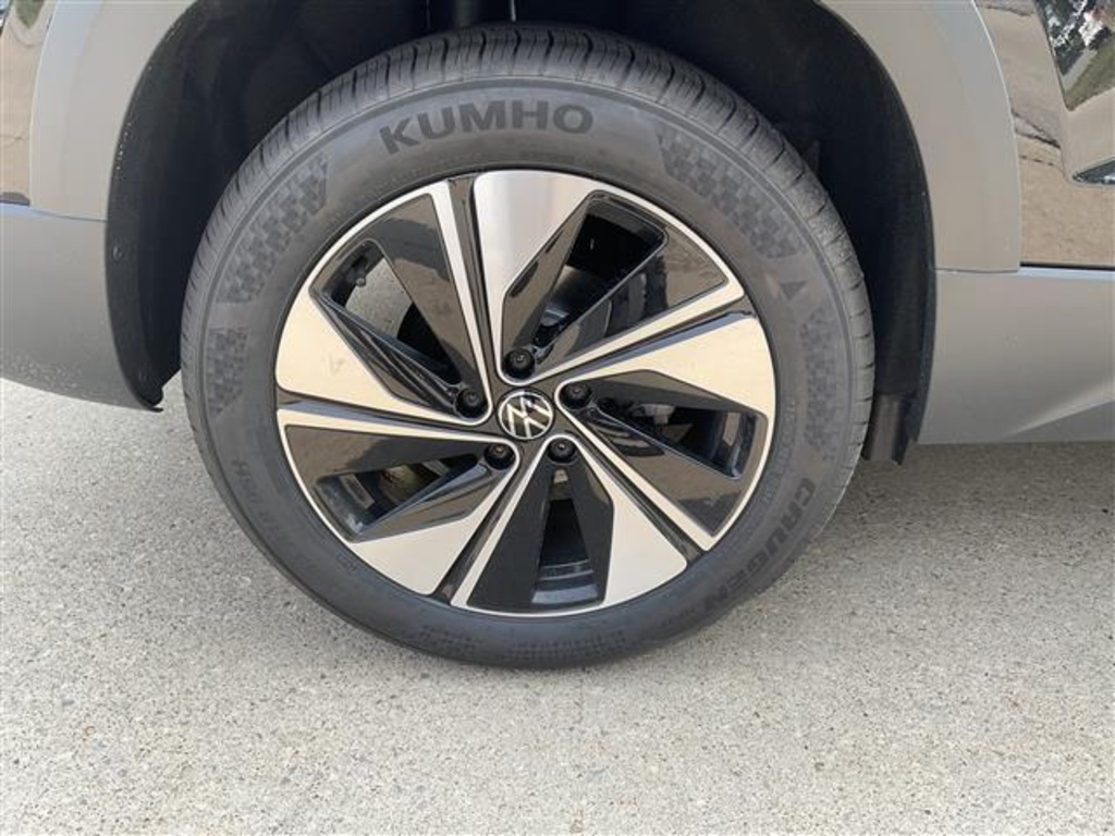 2025 Volkswagen Taos SE photo 2