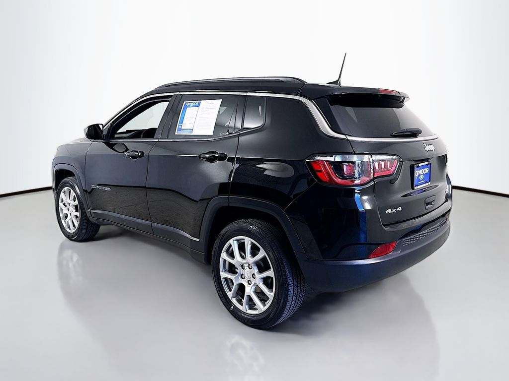 2023 Jeep Compass Latitude Lux photo 3
