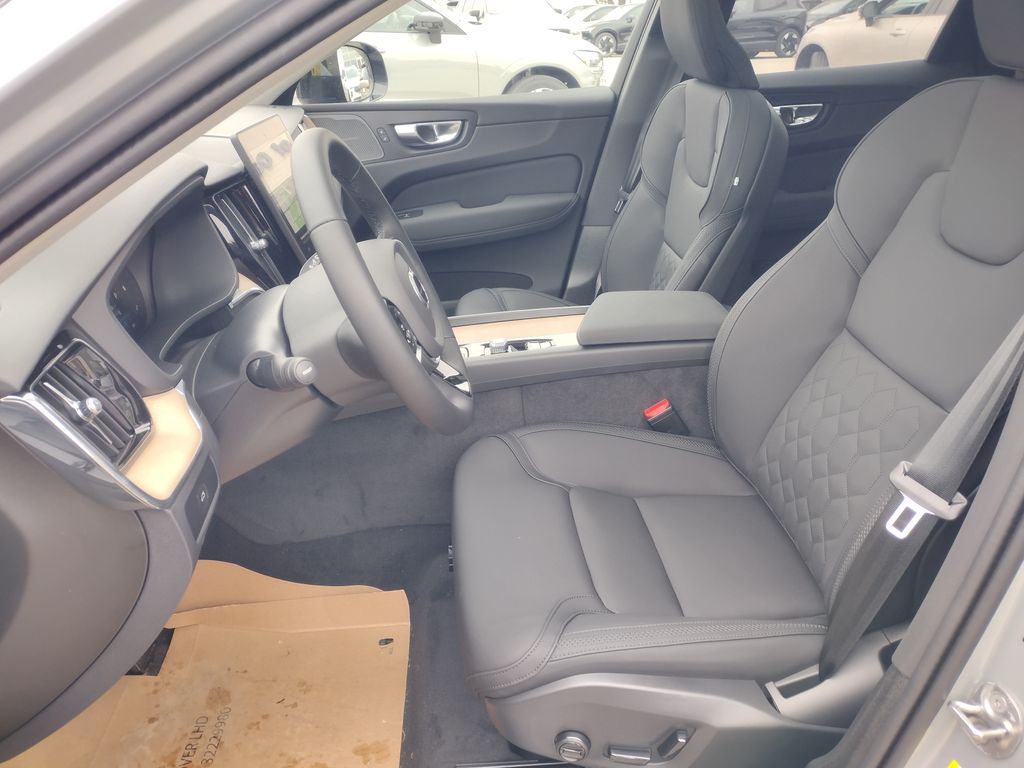 2026 VOLVO XC60 - Image 13