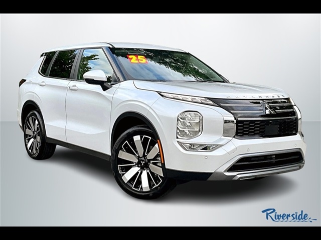 2025 Mitsubishi Outlander SE's photo