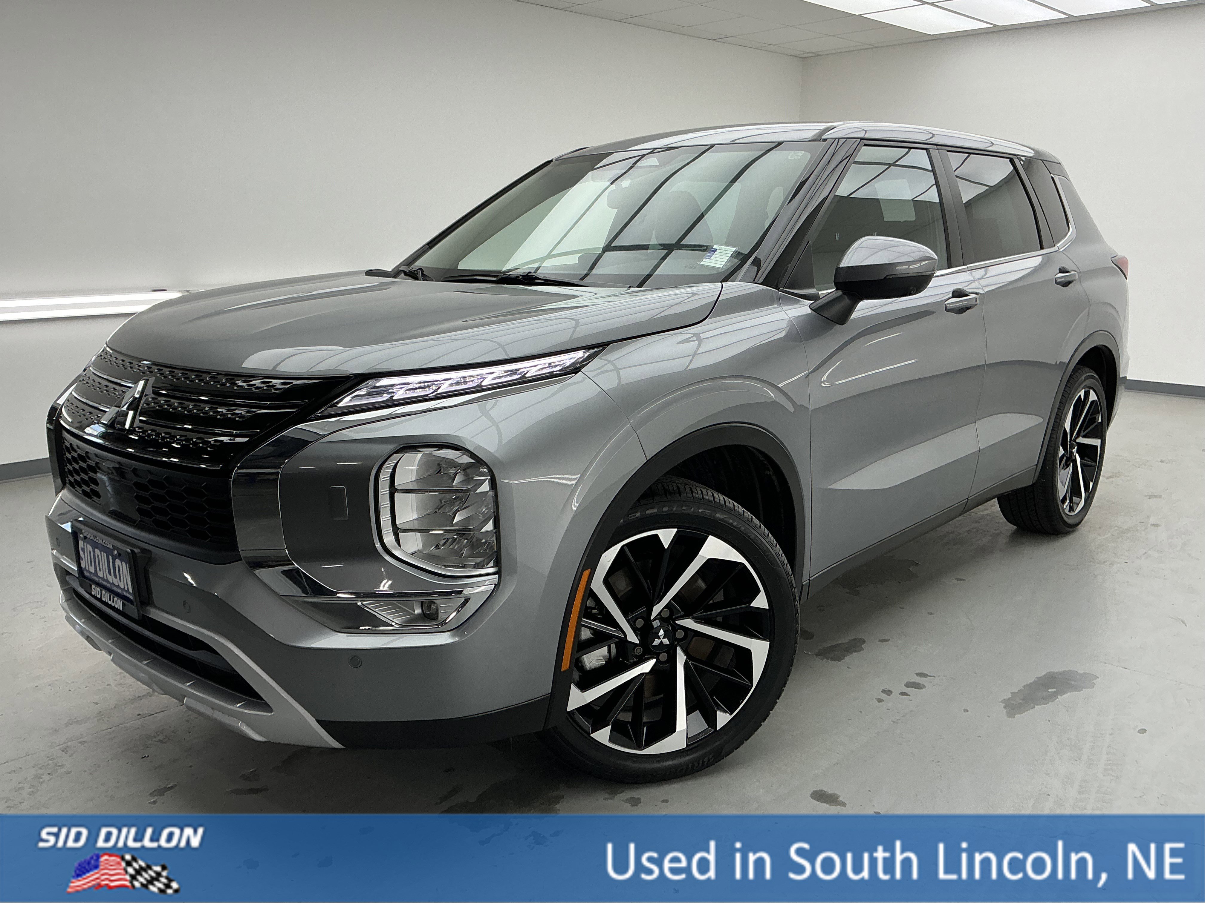 2023 Mitsubishi Outlander SE's photo