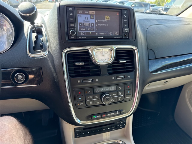 2013 Chrysler Town & Country photo 15