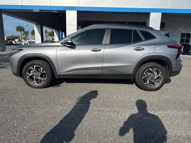2025 Chevrolet Trax LT photo 2