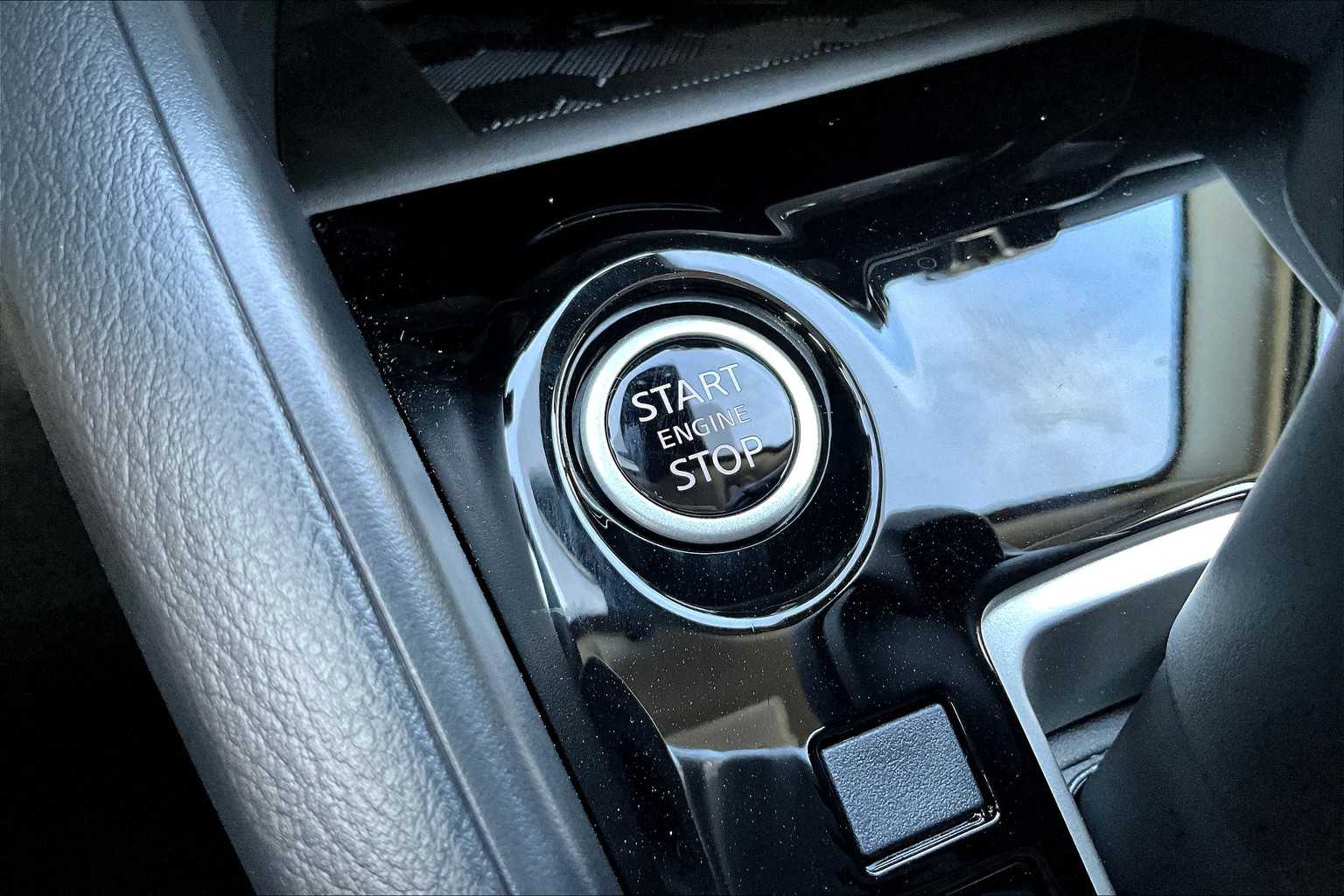2025 Nissan Versa SV photo 17