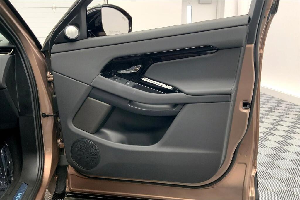 2025 Land Rover Range Rover Evoque Dynamic SE photo 15