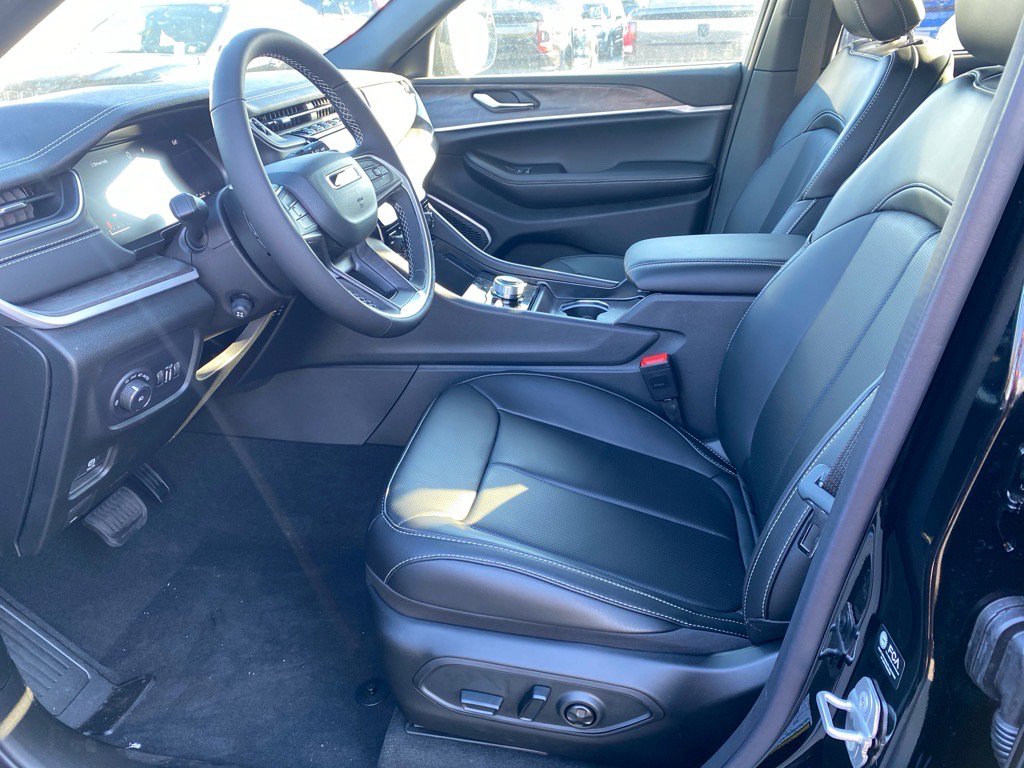 2025 Jeep Grand Cherokee Limited photo 3