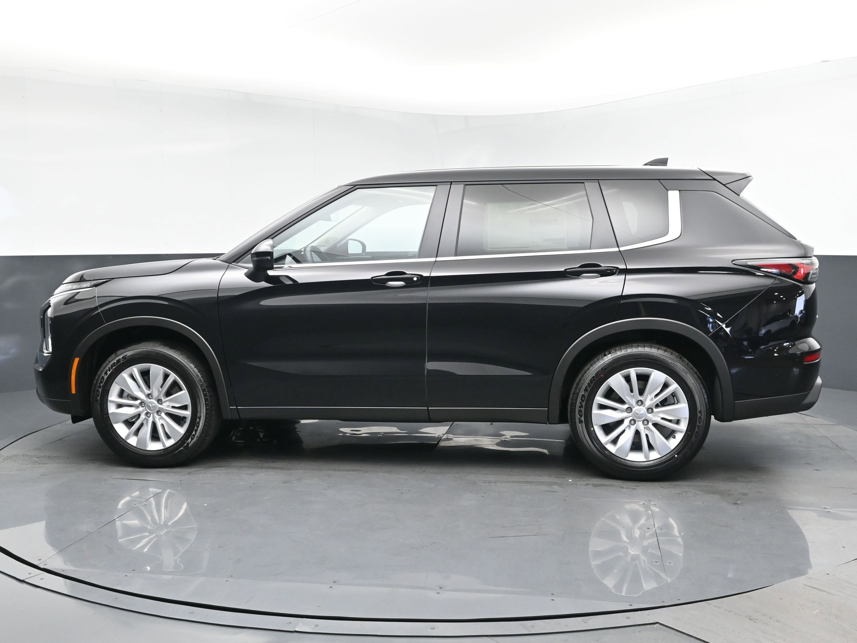 2025 Mitsubishi Outlander ES photo 3
