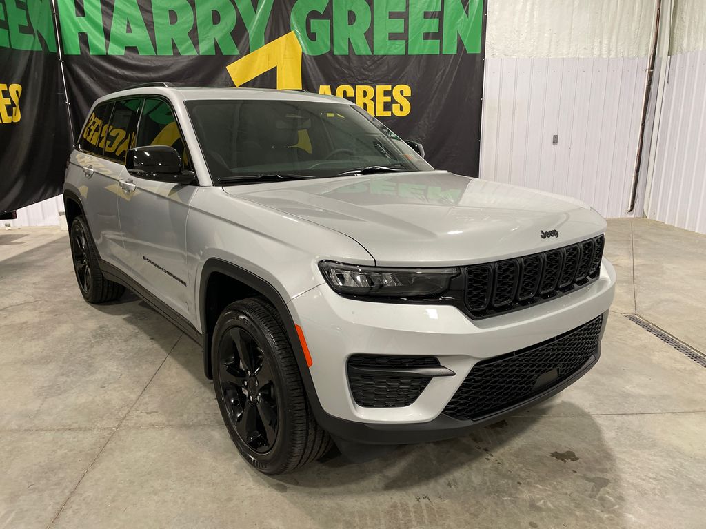 2025 Jeep Grand Cherokee Altitude photo 3