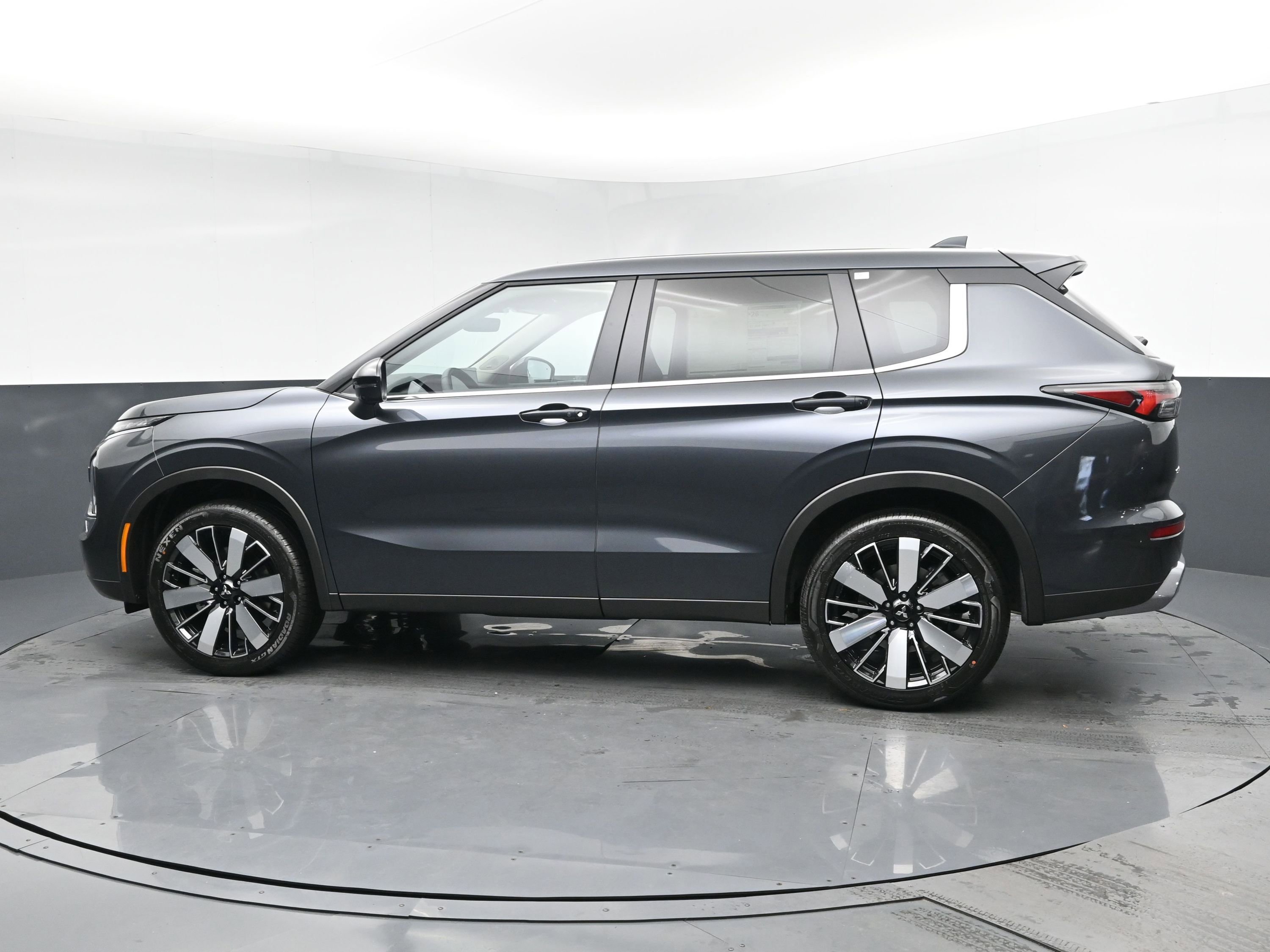 2025 Mitsubishi Outlander SE photo 2