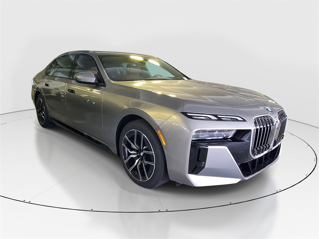 2026 Bmw 750e photo 2