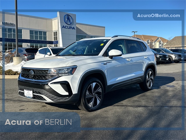 2024 Volkswagen Taos SE's photo