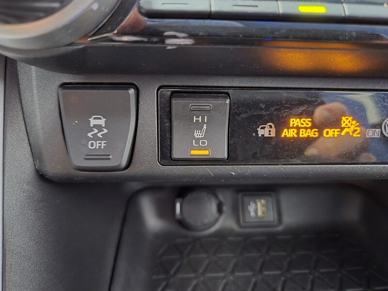 2023 Toyota RAV4 XLE photo 28