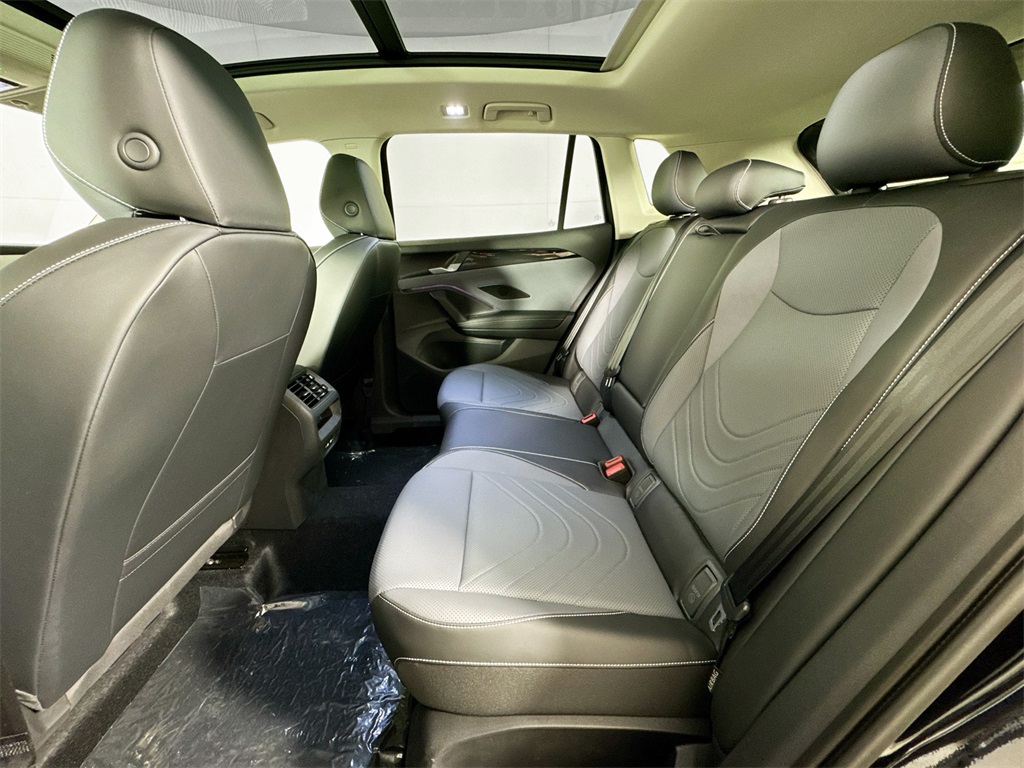 2025 Volkswagen Tiguan SE photo 13