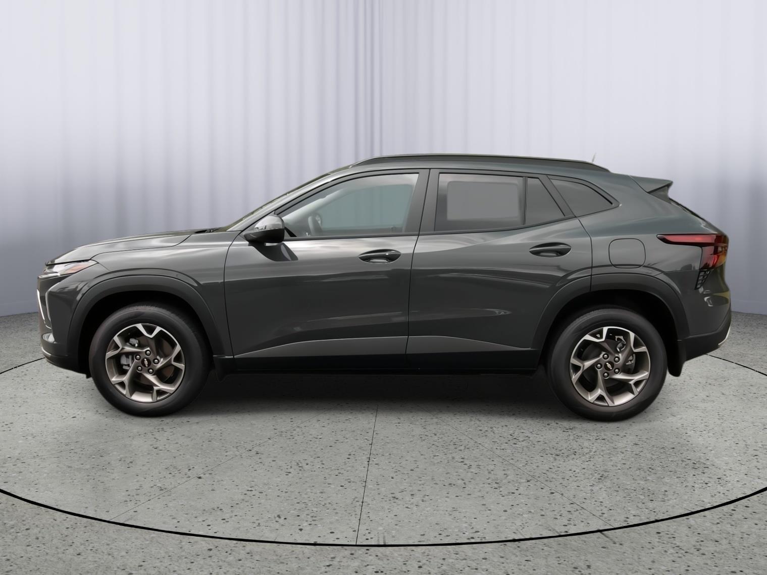 2025 Chevrolet Trax LT photo 4