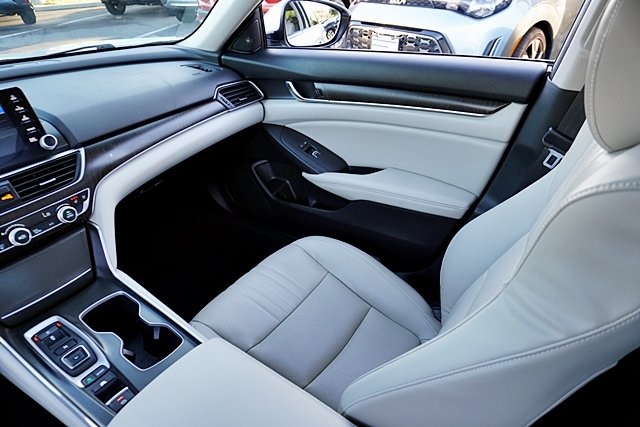 Used 2018  Honda Touring image 21