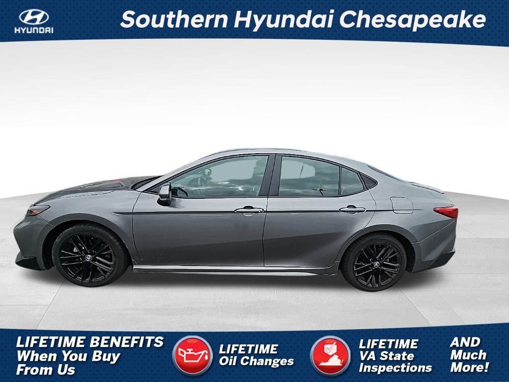 2025 Toyota Camry SE's photo