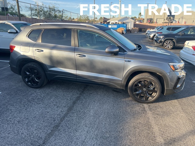 2022 Volkswagen Taos SE photo 2