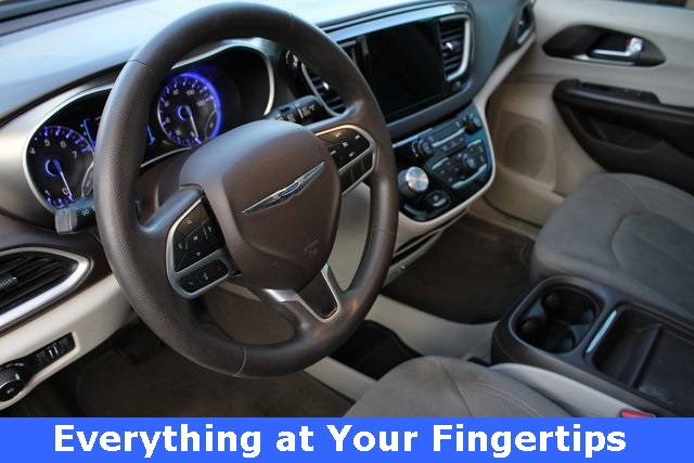 2017 Chrysler Pacifica Touring L photo 2