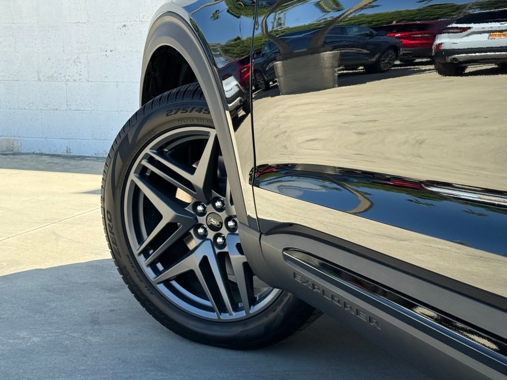 2025 Ford Explorer ST-Line photo 16