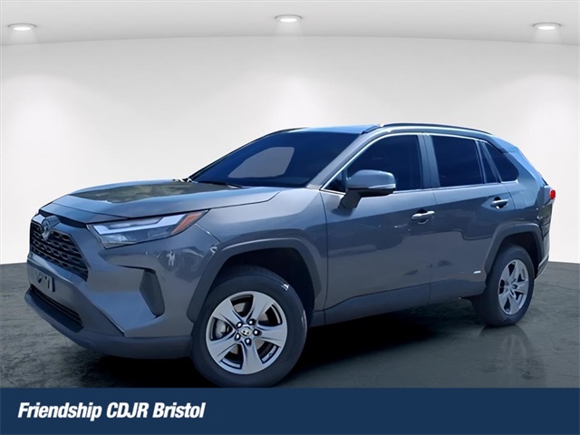 2024 Toyota RAV4 XLE's photo
