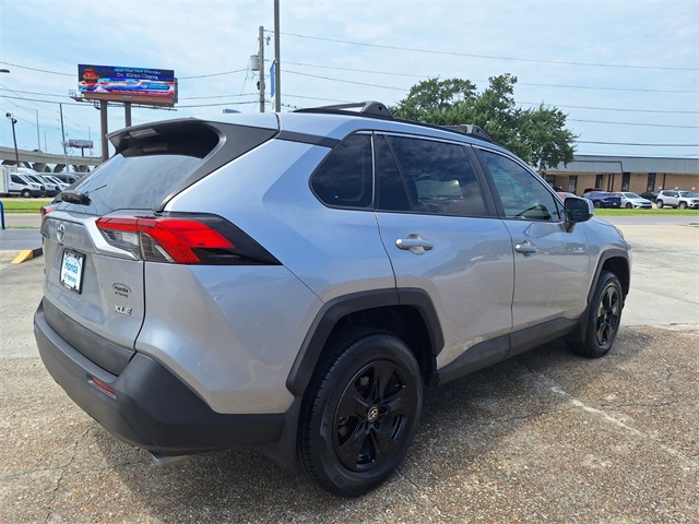 2022 Toyota RAV4 XLE photo 2