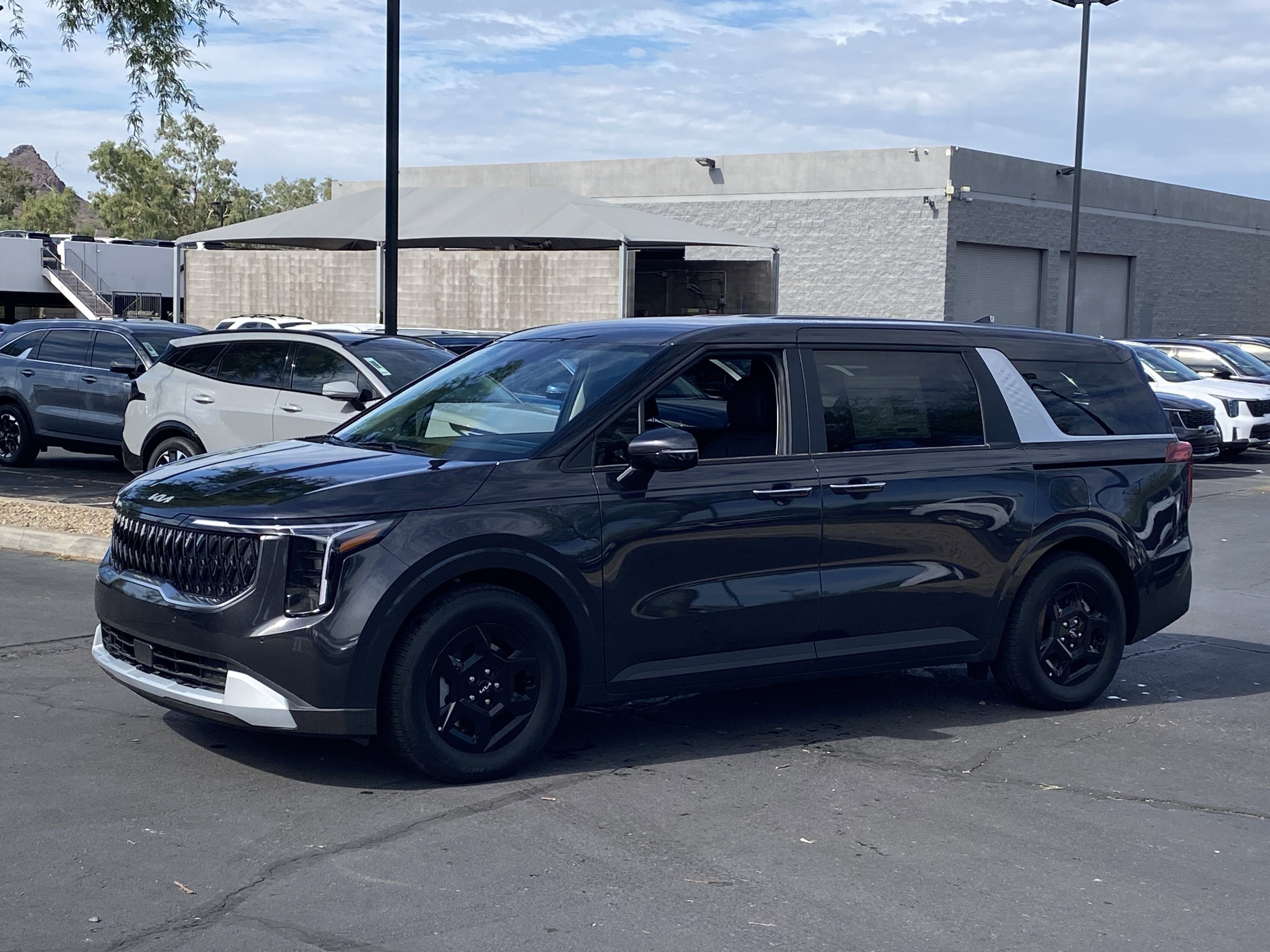 2026 Kia Carnival LXS photo 3