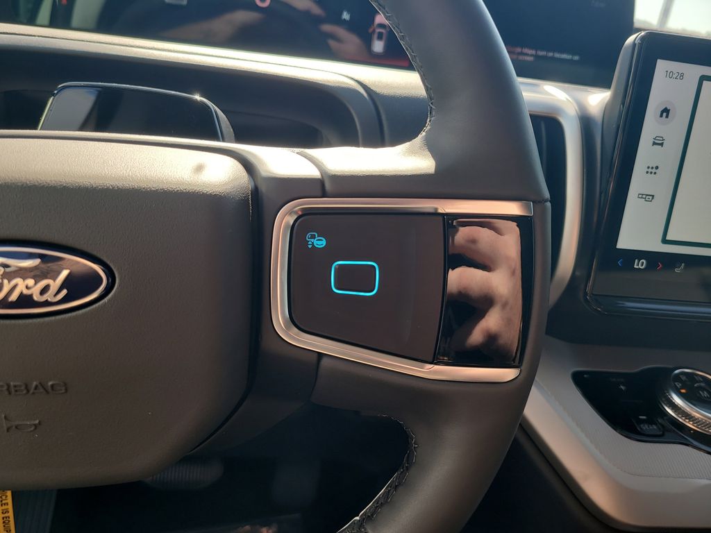 2025 Ford Expedition photo 15