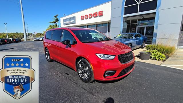 2026 Chrysler Pacifica Select's photo