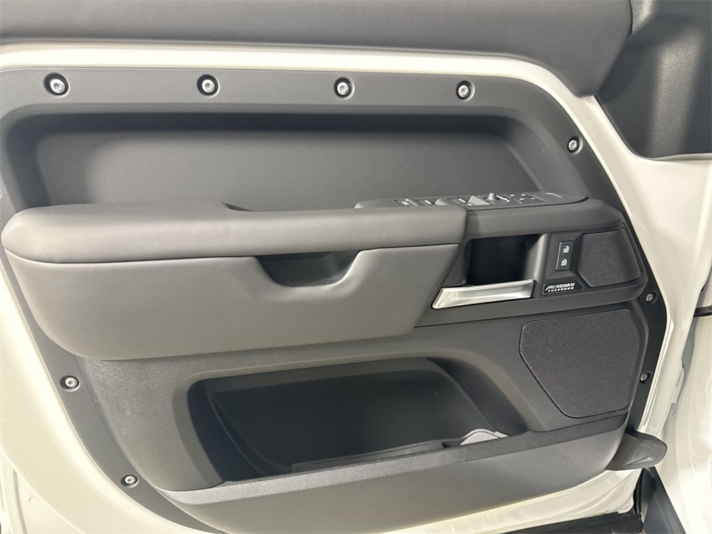 2025 Land Rover Defender 110 X-Dynamic SE photo 13