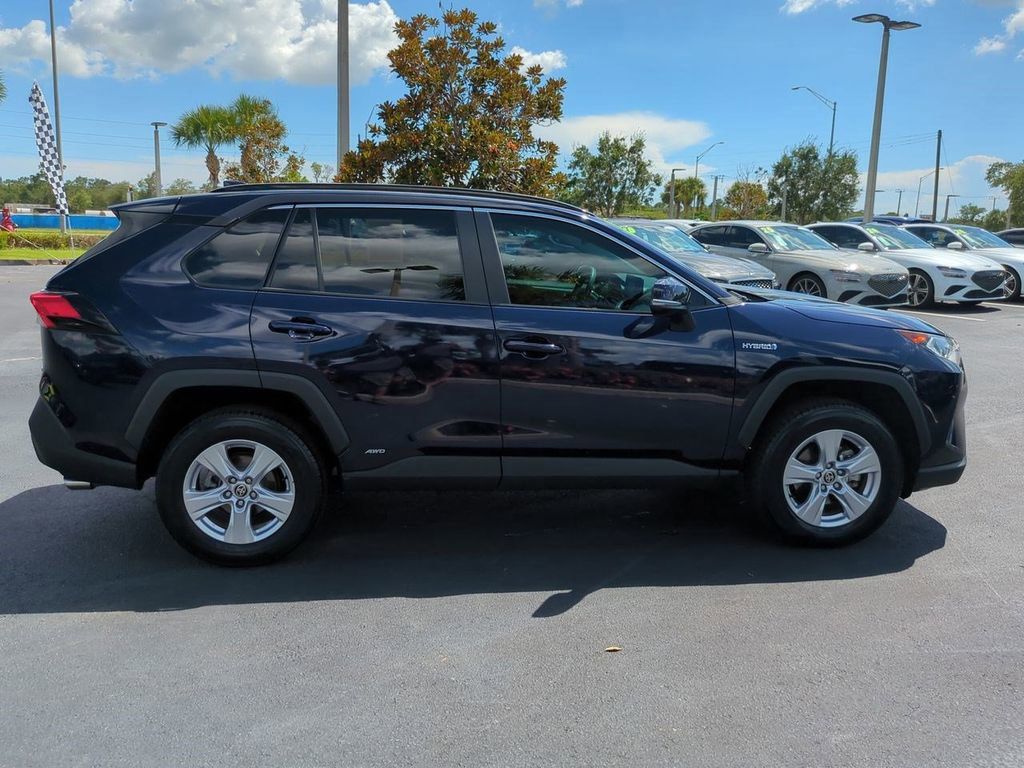 2021 Toyota RAV4 Hybrid XLE photo 11