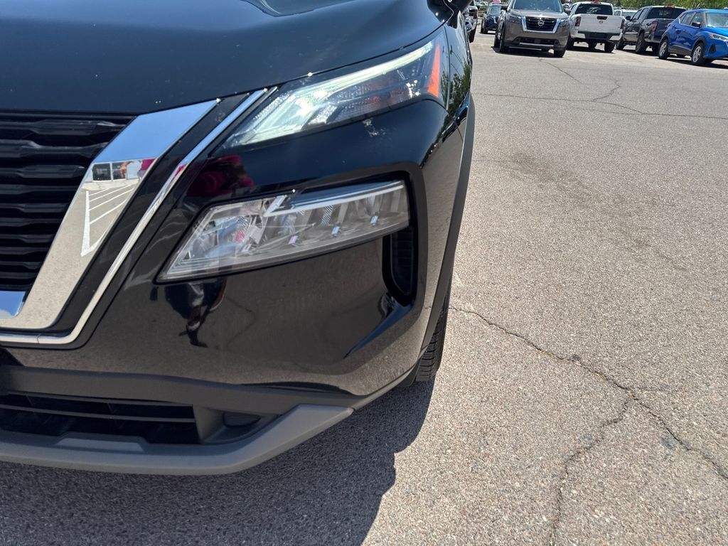 2023 Nissan Rogue SV photo 18