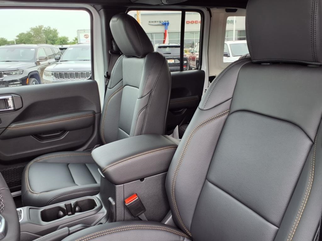 2025 Jeep Wrangler Sahara photo 9