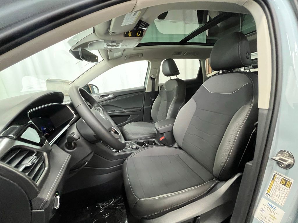 2025 Volkswagen Taos SE photo 9